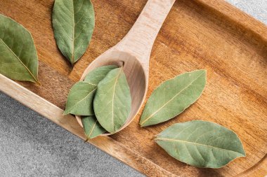 Koyun yaprakları ahşap bir tepside birkaç kaşıkla güzelce sergilenir..