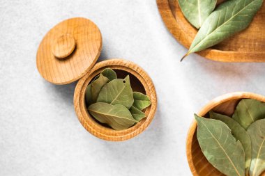 Körfez yaprakları ahşap bir konteynırda ve yüzeyde bir kasede düzenlenir..