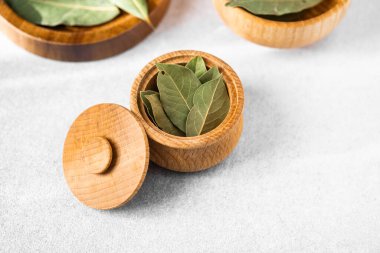 Ahşap kaseler taze defne yaprakları içerir. Mutfak ürünlerine tat katar..