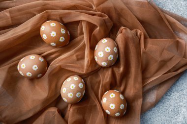 Renkli, elle dekore edilmiş yumurtalar dekorasyon için yumuşak, yumuşak bir arkaplana yerleştirilir..