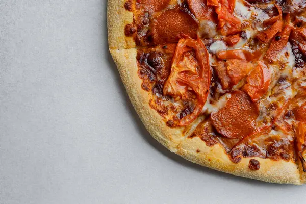 Biberli ve domatesli taze pişmiş pizza..