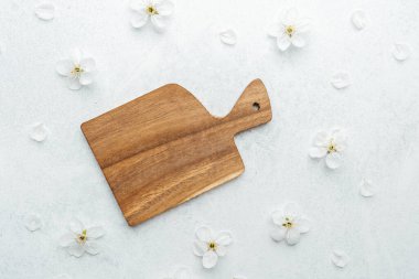 Ahşap servis tahtası narin beyaz çiçeklerin arasına yerleştirilir..