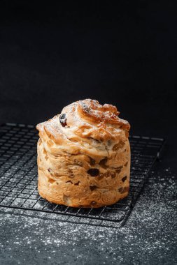 Lezzetli bir buzlu pasta serinletici rafta, toz şekerle kaplanmış..