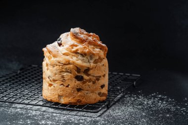 Zengin, tatlı bir ekmek serinletici bir rafta tozlu şeker ile dinlenir..