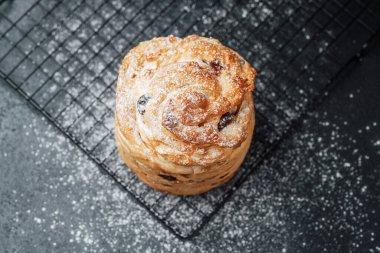 Lezzetli bir rulo şekerle kaplı soğutma rafında duruyor..