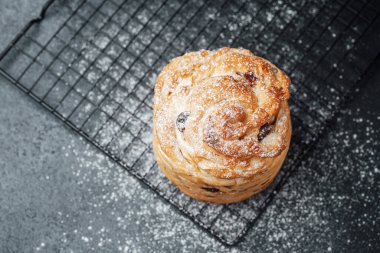 Çikolata parçalı lezzetli rulo. Mutfaktaki tel askıda soğuyor..