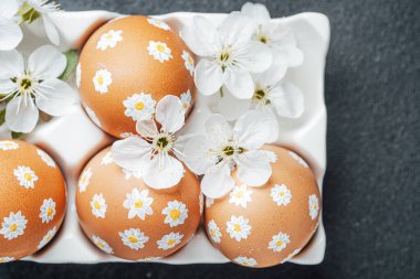 Süslü yumurta ve beyaz çiçekler mevsimlik eğlenceleri güzelleştirir..