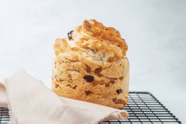 Yumuşak ve altın hamur işi, yanında hafif bir bezle serinletici bir rafta durur..