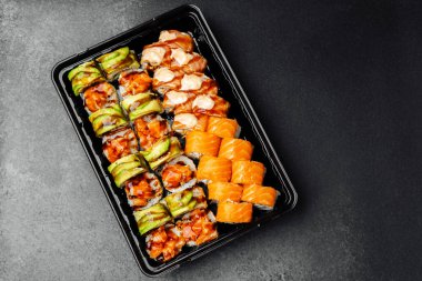 Renkli suşi tabağı farklı rulo ve taze balıklar güzelce dizilmiş..