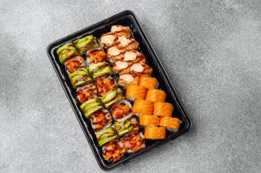 Tepside taze balık ve sebzeli çeşitli suşi dürümleri..