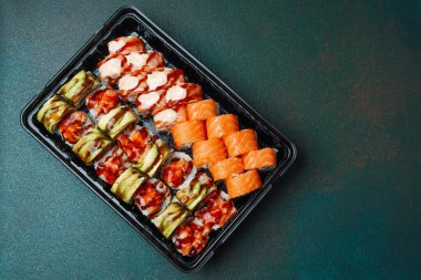 Rengarenk bir suşi rulosu ve Nigiri tablada güzelce dizilmiş..