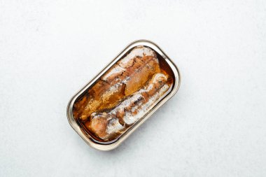 Tarafsız beyaz arka planda metal bir kapta iki ızgara sardalya..