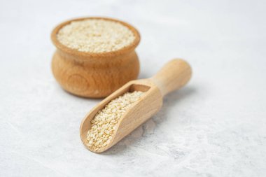 Tahta bir kepçenin içinde sergilenen taze susam tohumları..