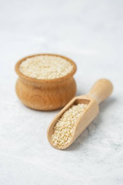 Küçük ahşap konteynır yanında bir kepçe eşleşen susam tohumları barındırır..
