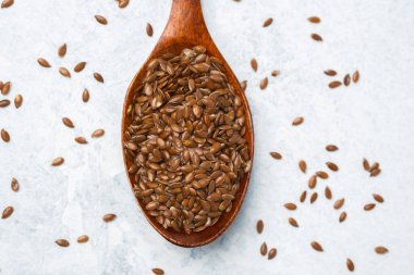 Keten tohumları dikkatlice ahşap bir kaşıkta dizilir..