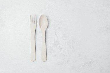 Açık bir yüzeyde biyolojik olarak ayrıştırılabilir çatal ve kaşık sürdürülebilirliği gösteriyor..