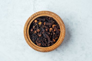 Tüm karanfiller ahşap bir kasede sergilenir, zengin renkleri ve dokuları sergilenir..