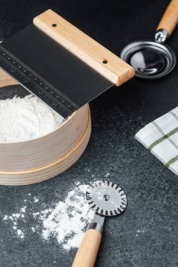 Hamur keskisi, süzgeç ve un da dahil olmak üzere fırın aletleri pişirmeye hazırdır..