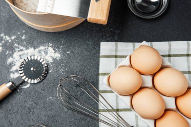 Yumurta, un ve aletler mutfak tezgahında pişirmeye hazır..