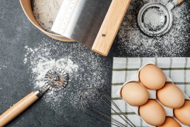 Un, yumurta ve pişirme aletleri mutfak yüzeyinde pişirmek için hazırlanır..