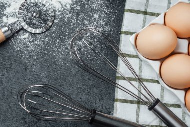Fırça çırpma ve taze yumurta mutfak tezgahında pişirme etkinlikleri için hazırlanır..