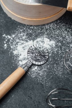 Un tezgahın üzerine saçılmış ve hamur işi için hazır hale getirilmiş..