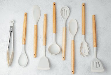 Ahşap saplı yüksek kaliteli mutfak gereçleri yemek hazırlığı için hazırlanır..