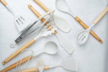 Çeşitli mutfak gereçleri hafif yüzey yemek pişirme araçlarının üzerine dikkatlice yerleştirilir..