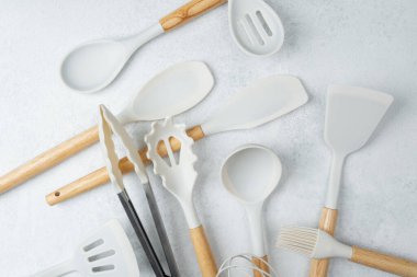 Çeşitli yemek aletleri düzenli olarak düzenlenir, farklı stil ve fonksiyonlar sergilenir.