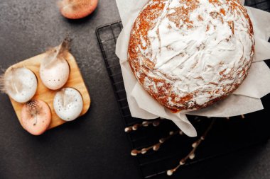 Paskalya pastası ve yumuşak tüylü pastel yumurtalar. Karanlık arka plan tatil kavramı.