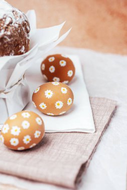 Elle boyanmış papatya yumurtalı geleneksel Paskalya pastası. Ev yapımı şenlik malzemeleri ve dekorasyonu.