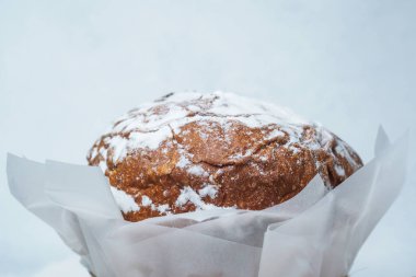 Pudra şekerli geleneksel Paskalya Keki