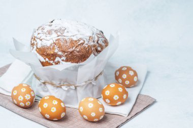 Paskalya Pastası ve Çamaşır Elbisesinde Süslü Yumurtalar. Paskalya arkaplanı..