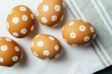 Elle boyanmış papatya yumurtalarının üst görüntüsü