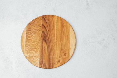 Yuvarlak ahşap tahta, hafif ve desenli bir yüzeye karşı doğal tahıl sergiler..