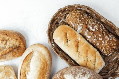 Dokuma sepetinde sergilenen taze ekmek çeşitleri..