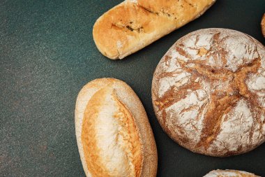 Kırsal bir yüzeye yerleştirilmiş farklı tür zanaatkar ekmekleri.