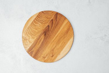 Basit bir ahşap kesim tahtası yemek pişirmek için hafif bir yüzeye konur..