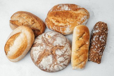 Çeşitli ekmekler hafif arkaplanda çeşitli dokular gösterir.