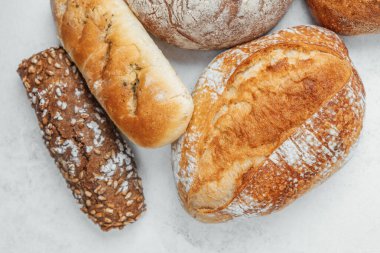 Çeşitli ekmekler eşsiz dokularını ve renklerini bir arada gösteriyor..