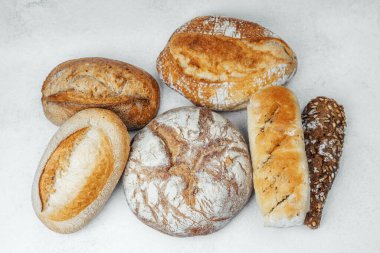 Zanaatkar ekmek çeşitleri takdir edilmek üzere hafif bir yüzeyde sergilenmektedir..