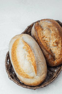 Dokuma sepetinde dinlenen iki ekmekçi ekmeğin tadını hemen çıkarıyor..