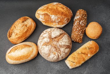 Yuvarlak ve uzun şekilli taze ekmek çeşitleri sergilenmektedir..