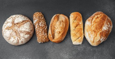 Mutfak tezgahında taze pişmiş ekmeğin değişik çeşitleri sergilenir..