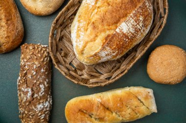 Taze pişmiş çeşitli ekmekler ustalıkla dokunmuş bir sepete konur..