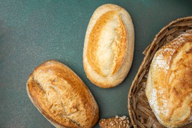 Ekmek somunları siyah bir tezgahta sepetle sergilenir..