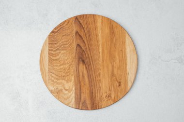 Yumuşak ahşap yüzey, rahat bir mutfakta nötr bir arkaplanda sergilenir..