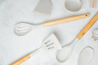 Çeşitli mutfak aletleri düzgünce serilmiş, minimalist bir tasarım sergileniyor..