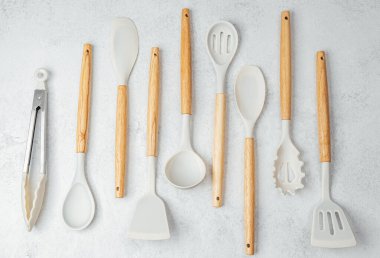 Ahşap saplı yüksek kaliteli mutfak gereçleri yemek hazırlığı için hazırlanır..