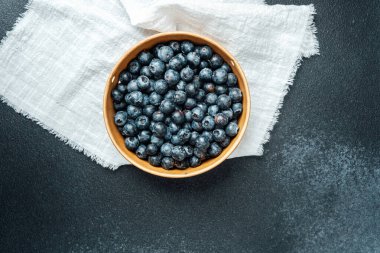 Meyveli yaban mersini, keten bezle birlikte kırsal bir kasede düzenlenir..